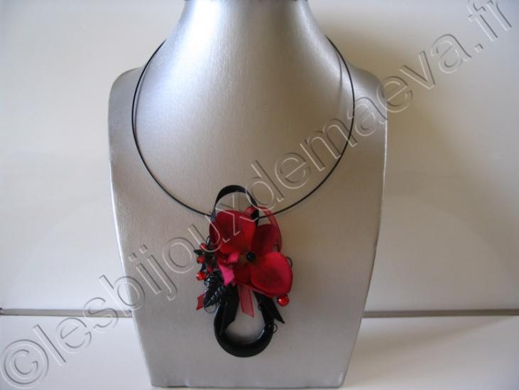 Collier fantaisie orchidée rouge et noire