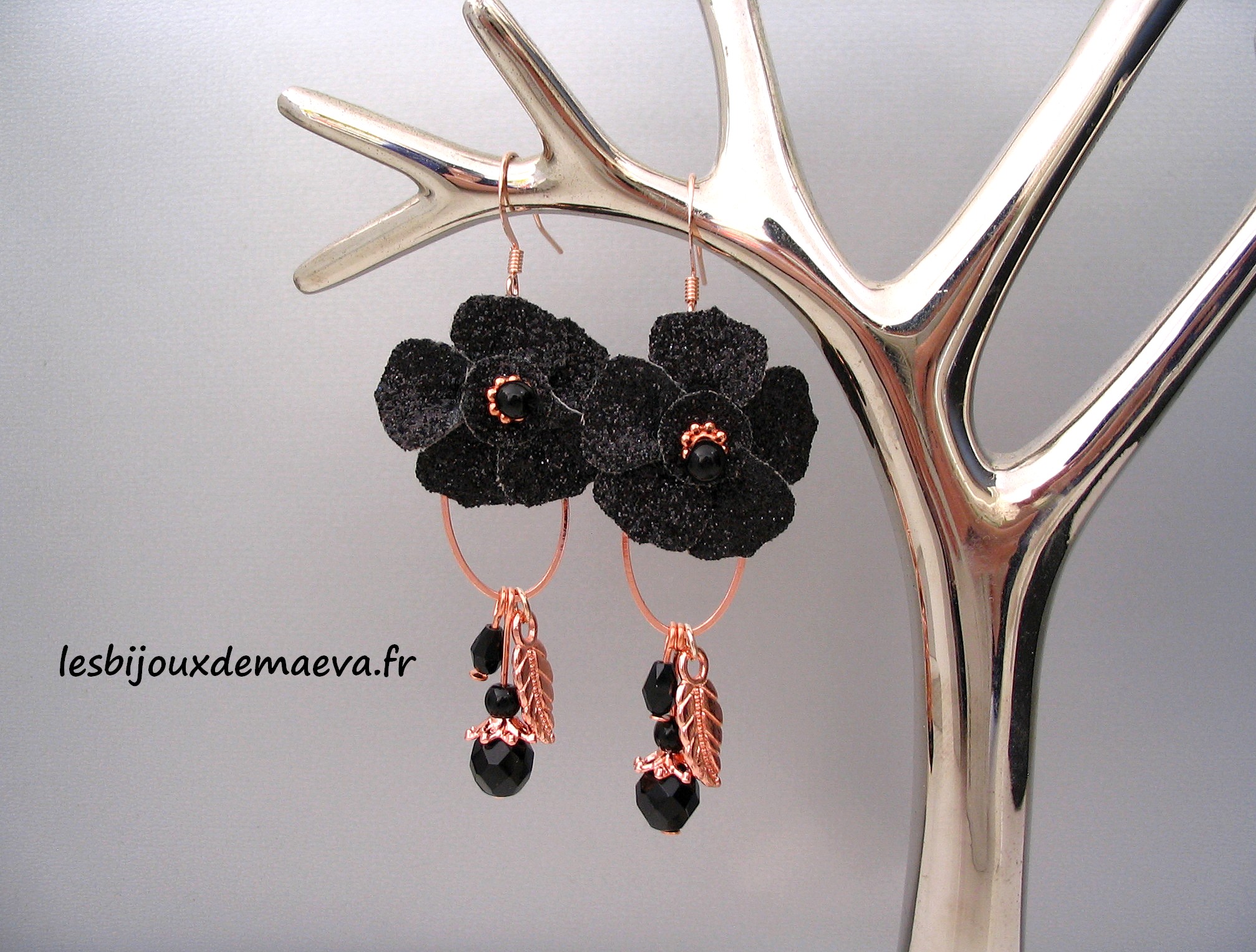 Boucles d'oreilles fantaisies noires floraison