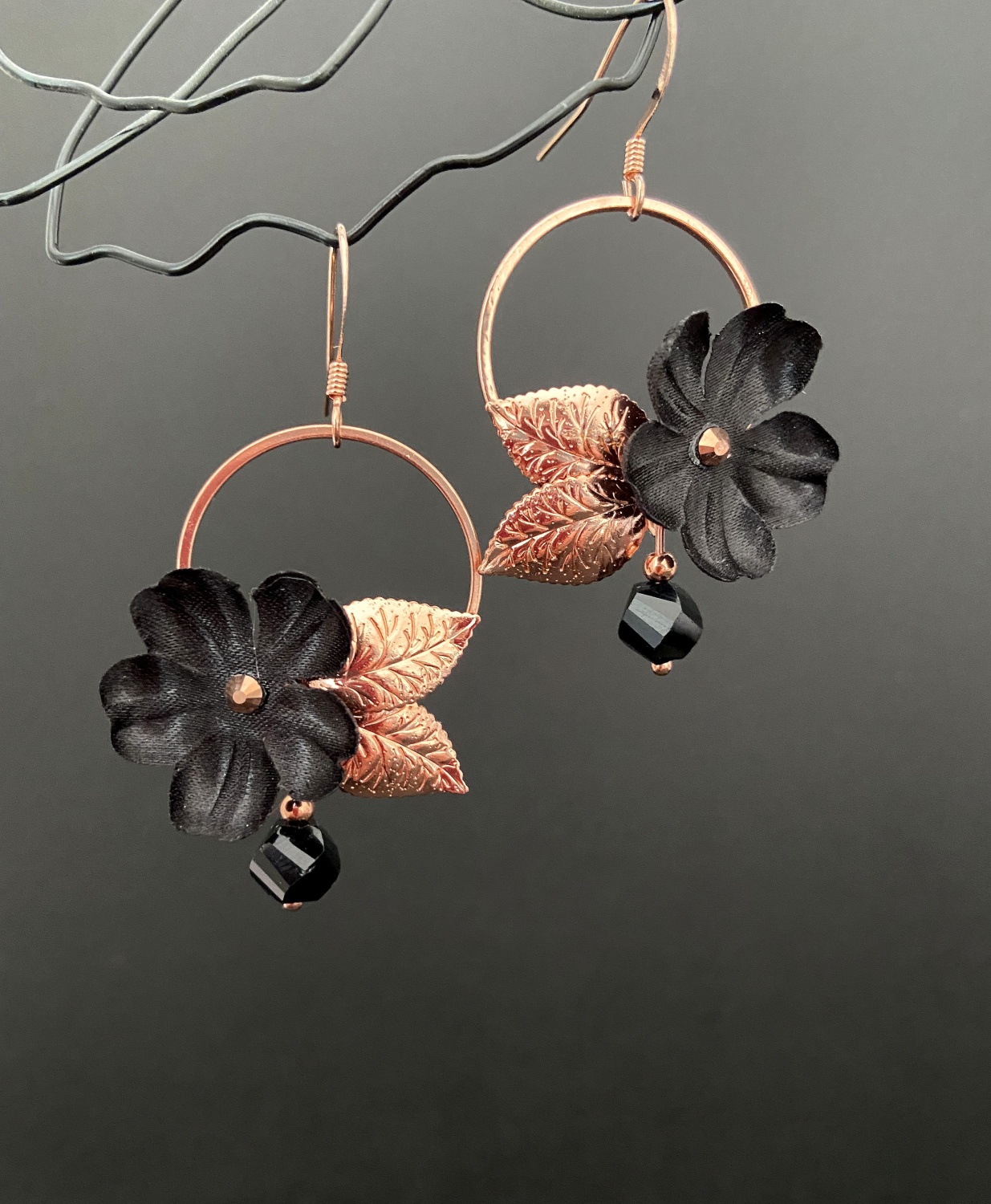 Boucles d'oreilles fantaisies noires floraison