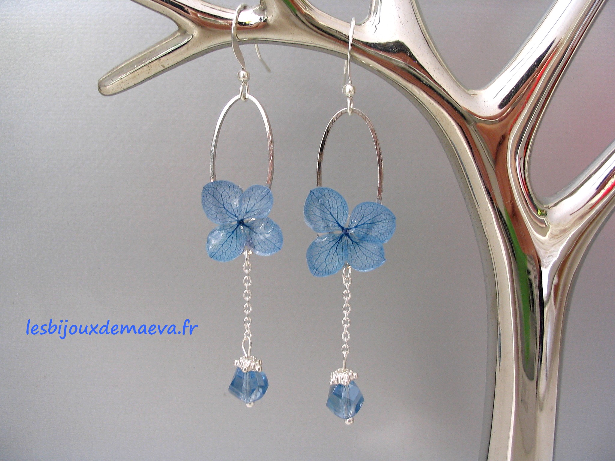 Boucles d'oreilles fleurs bleues 1 perle anneau ovale