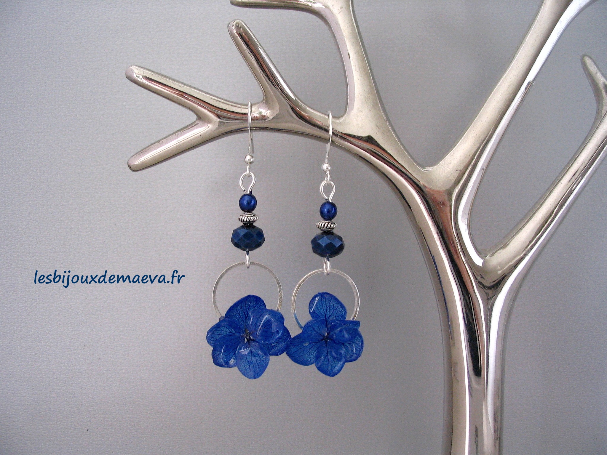 Boucles d'oreilles fleurs hortensia bleu roi