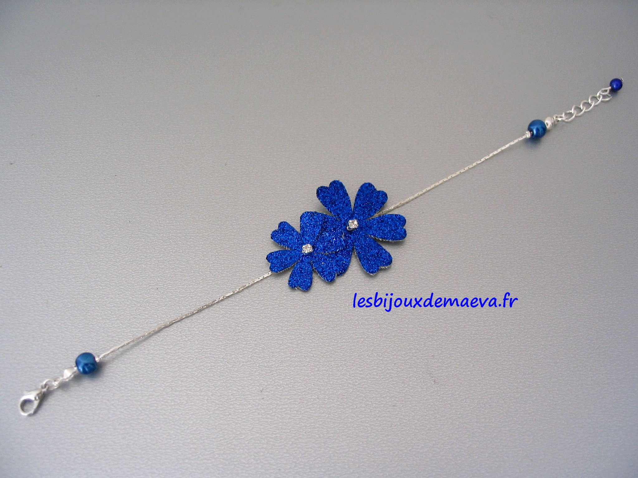 Bracelet fantaisie fleurs bleu électrique Cosmos