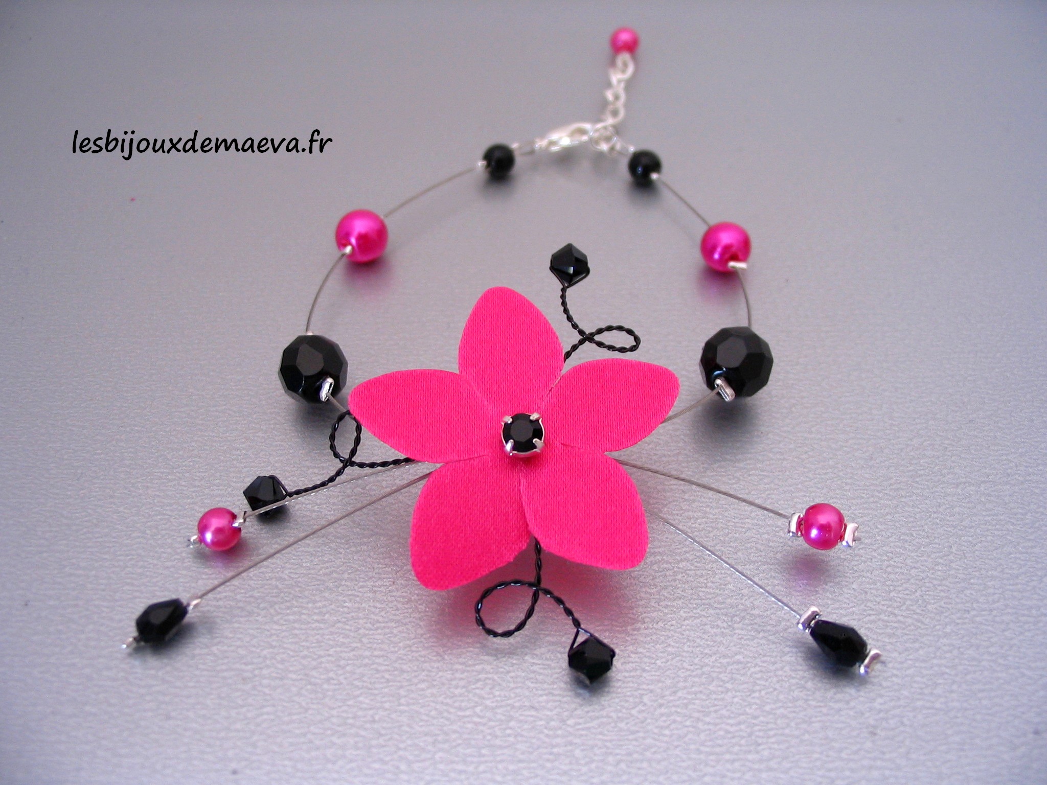 Bracelet fantaisie fushia noir fleur étoilée