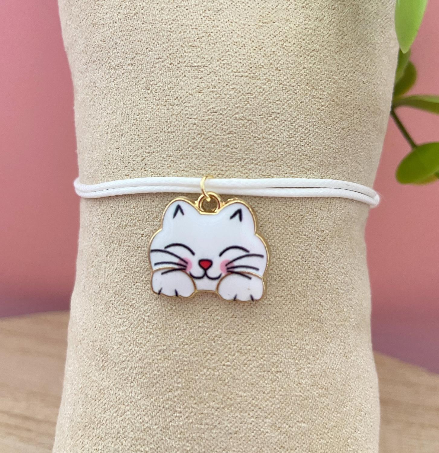 Bracelet fantaisie petite fille cordon blanc breloque chat heureux