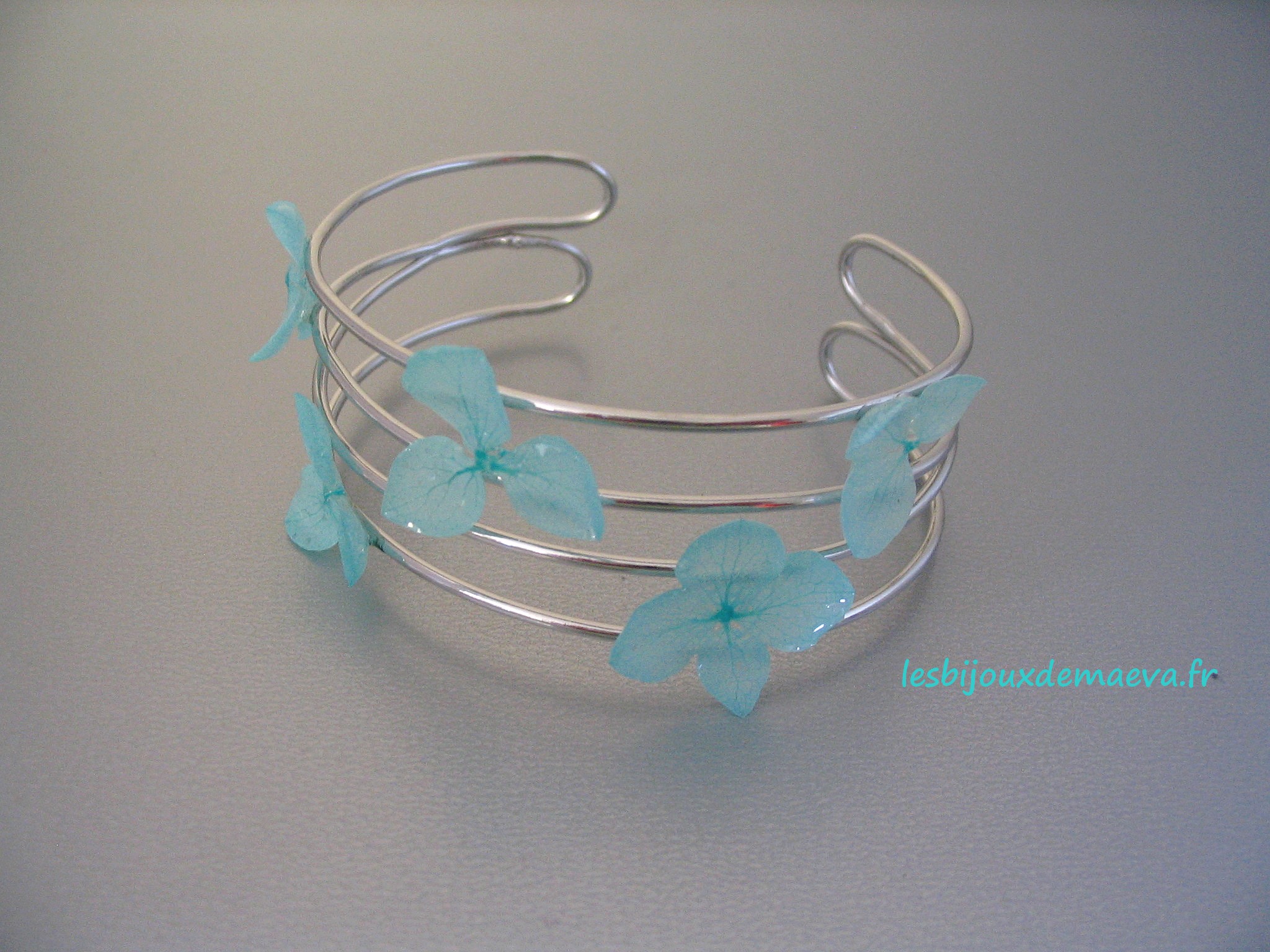Bracelet manchette argentée 5 fleurs hortensia turquoise