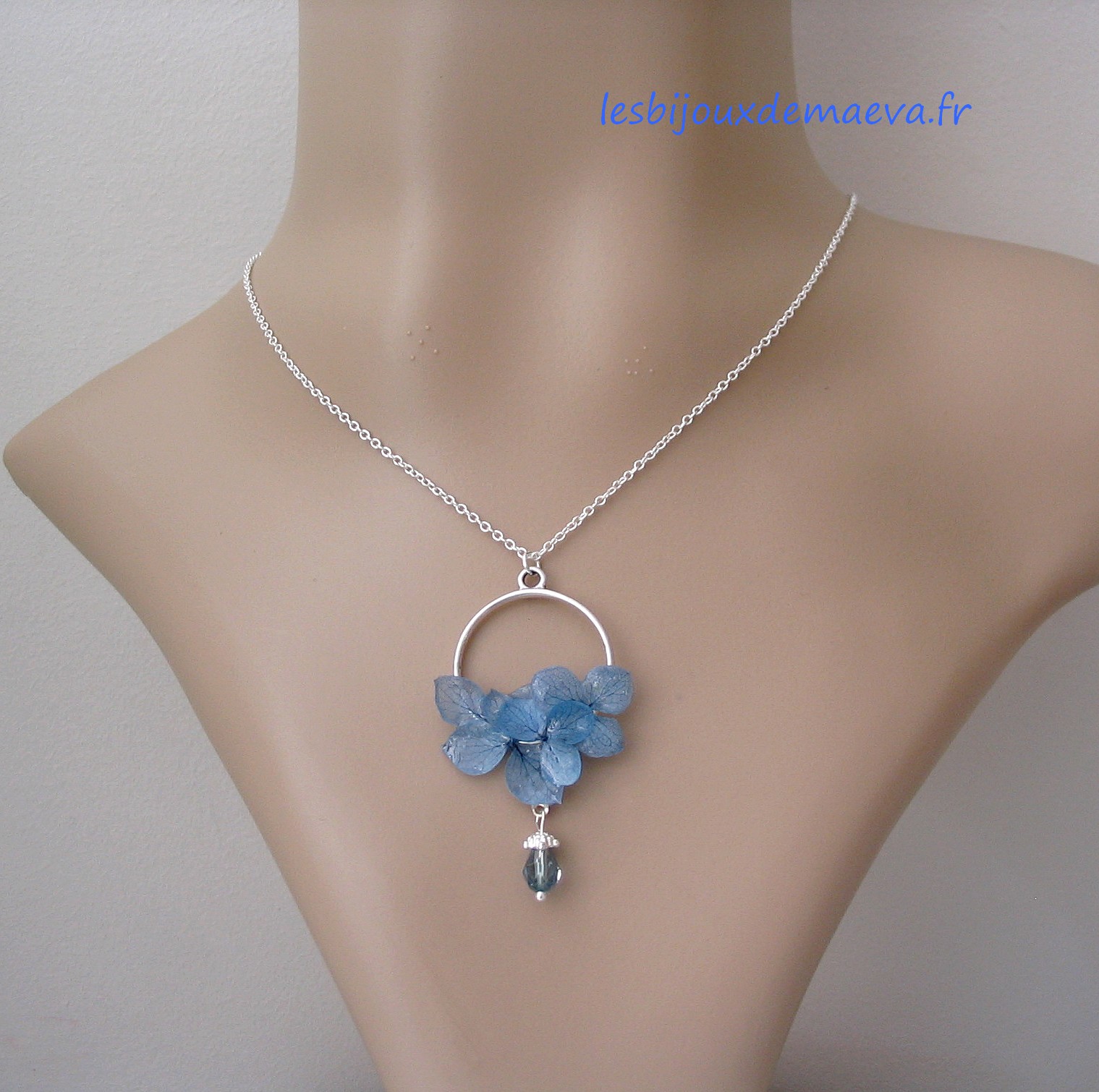 Collier pendentif fleurs bleues anneau rond