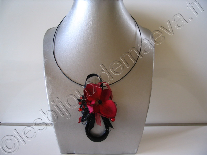 Collier pendentif rouge et noir Orchidée