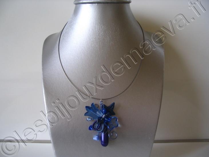 Collier pendentif fantaisie bleu marine
